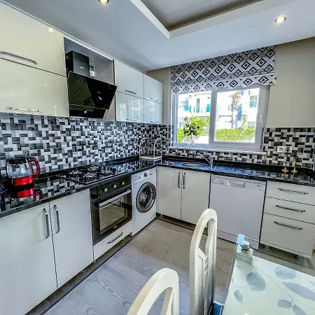 Spacious Flat At The Pool, Huge Balcony, 2 Bedroom אלאניה
