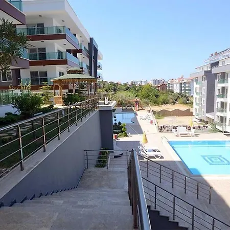 Spacious Flat At The Pool, Huge Balcony, 2 Bedroom דירה אלאניה